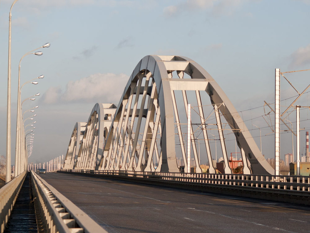 В Киеве на мосту у внедорожника на ходу оторвалось колесо (ВИДЕО)