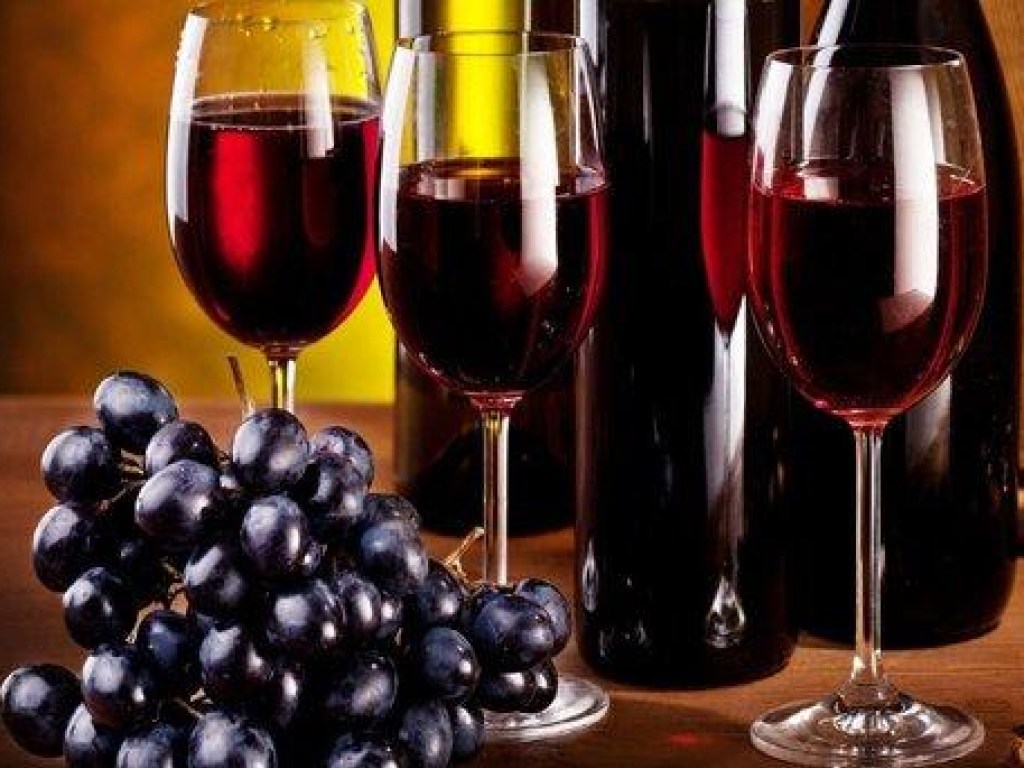 Медики назвали пять полезных свойств красного вина