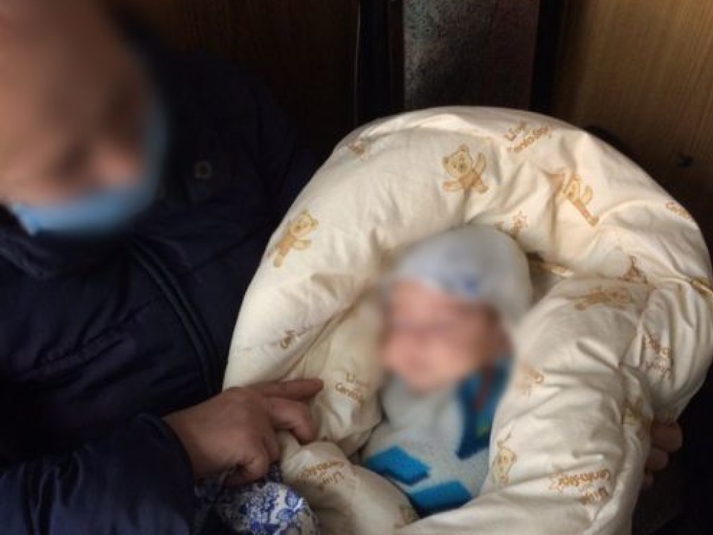 В Мариуполе 22-летняя девушка оставила младенца в гостях и не вернулась (ФОТО)