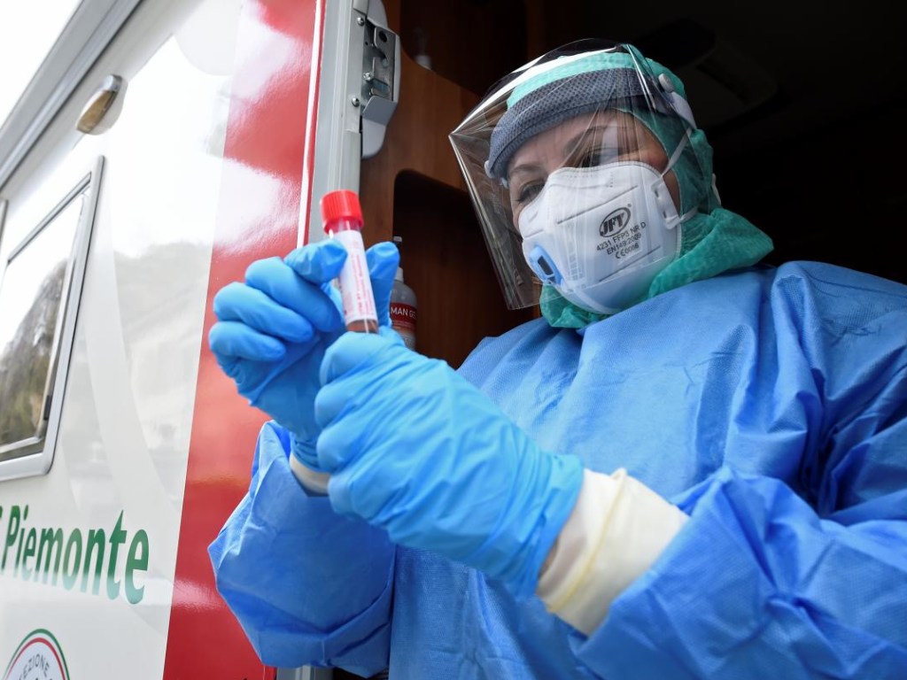 Количество зараженных коронавирусом в мире приближается к трем миллионам