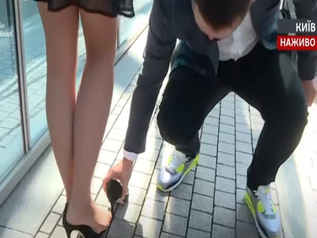 Арахамия отдал журналистке застрявшую в тротуарной плитке туфельку (ФОТО, ВИДЕО)
