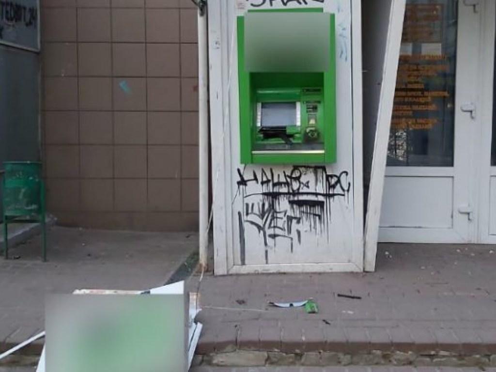В Харькове ночью взорвали банкомат в жилом доме (ФОТО)