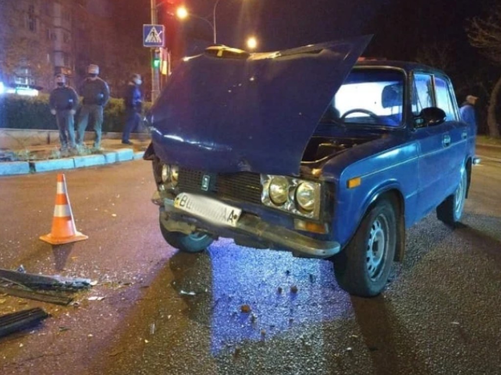 В Николаеве столкнулись Honda и ВАЗ: пострадали 6-летняя девочка и беременная женщина (ФОТО)