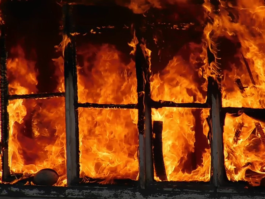 Возле Обухова под Киевом из-за горящего сухостоя уничтожены дачные дома