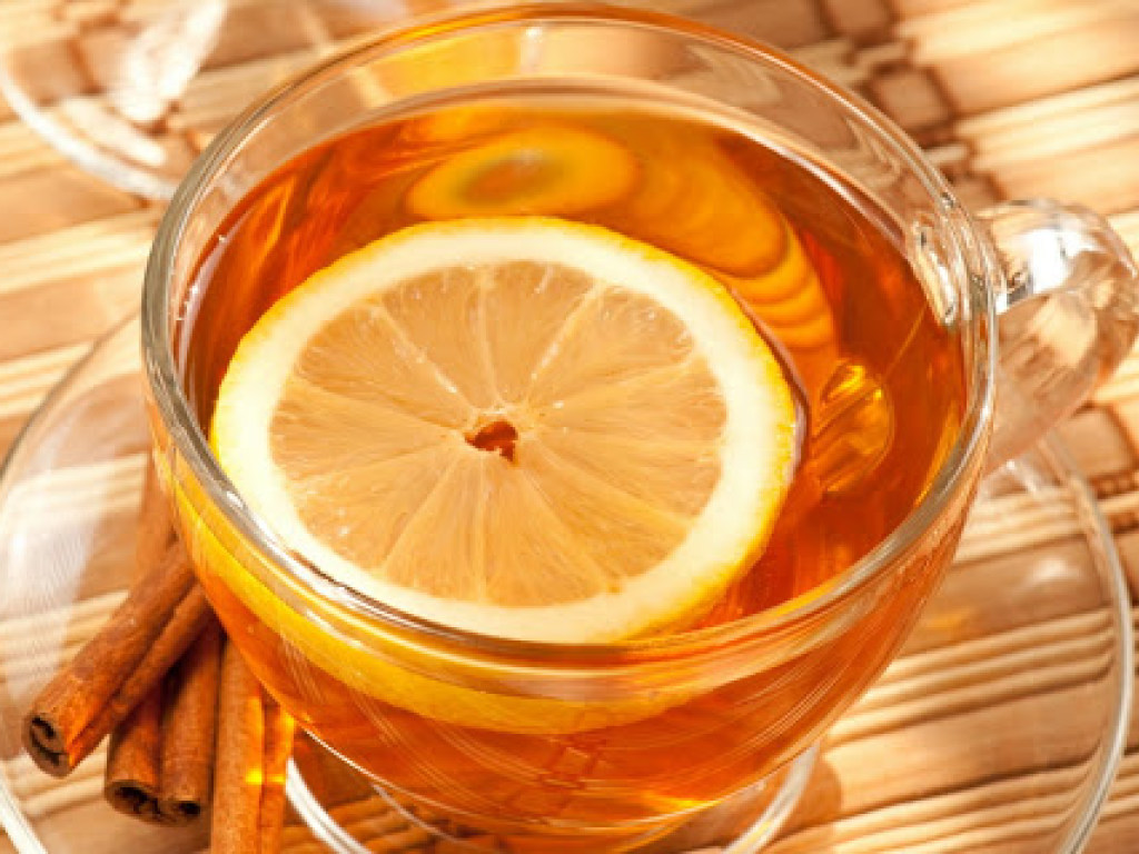 Врачи назвали вред чая с лимоном: кому нельзя его пить