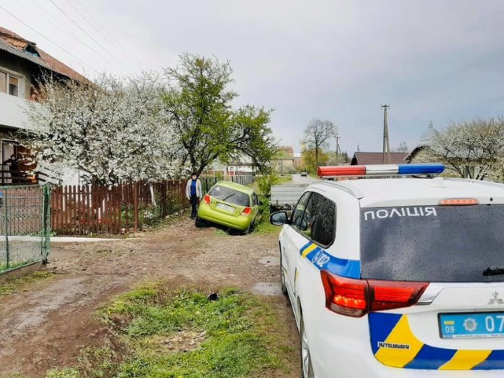 ДТП в Ивано-Франковской области: водитель на Chevrolet сбил на тротуаре троих детей (ФОТО)