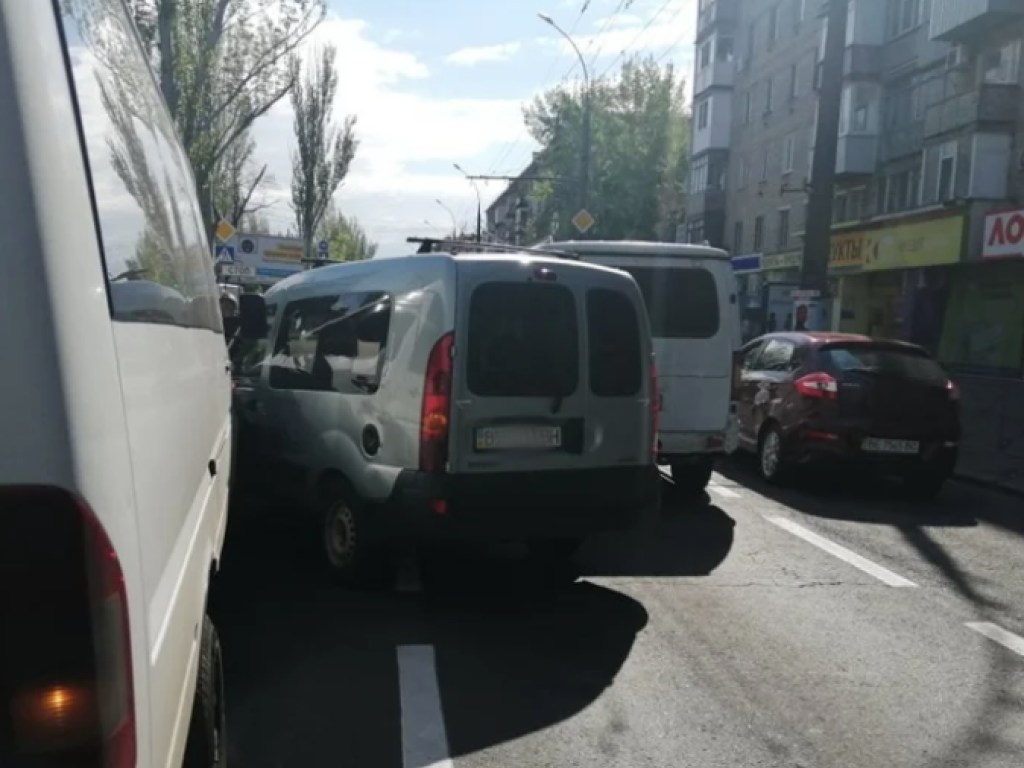 ДТП в Николаеве: столкнулись Renault и микроавтобус Mercedes (ФОТО)