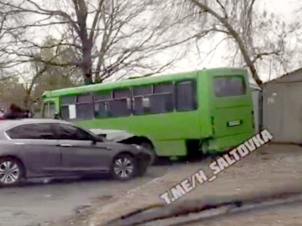 В Харькове легковушка врезалась в маршрутку (ФОТО)