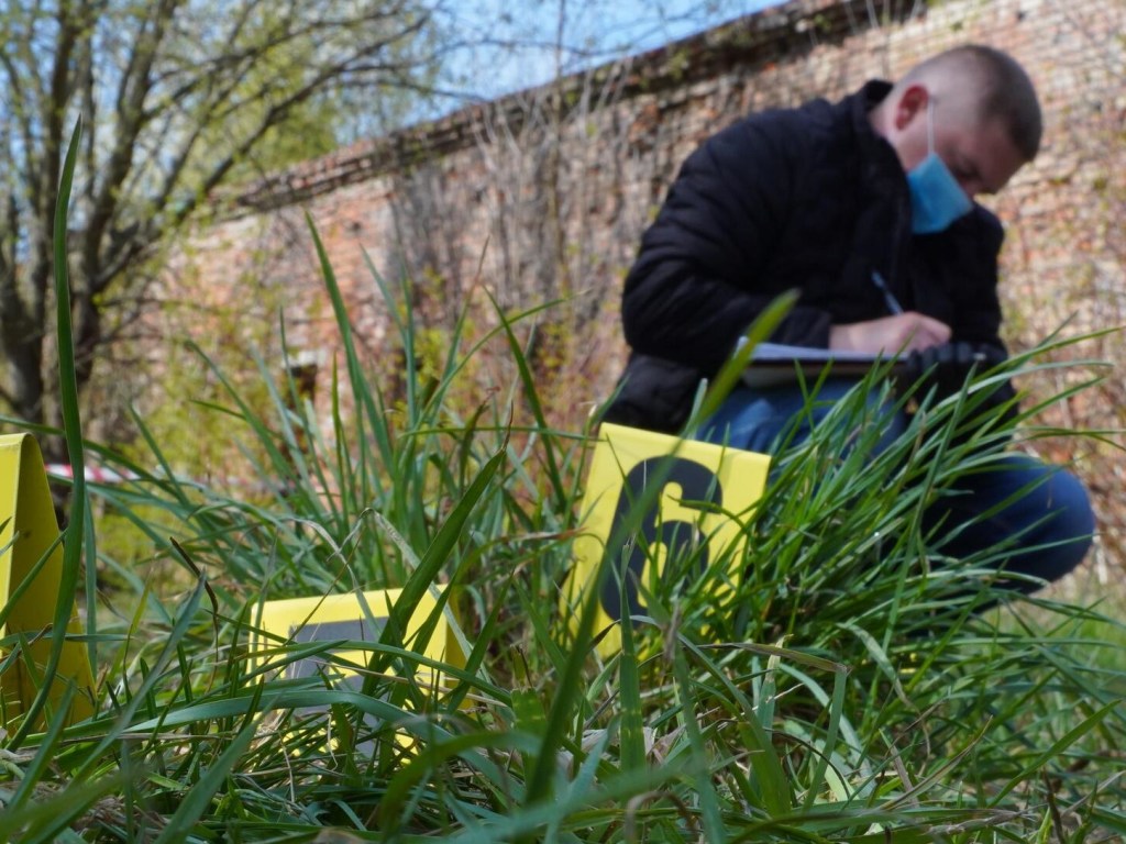 В заброшенной воинской части во Львове нашли тело убитой женщины (ФОТО)