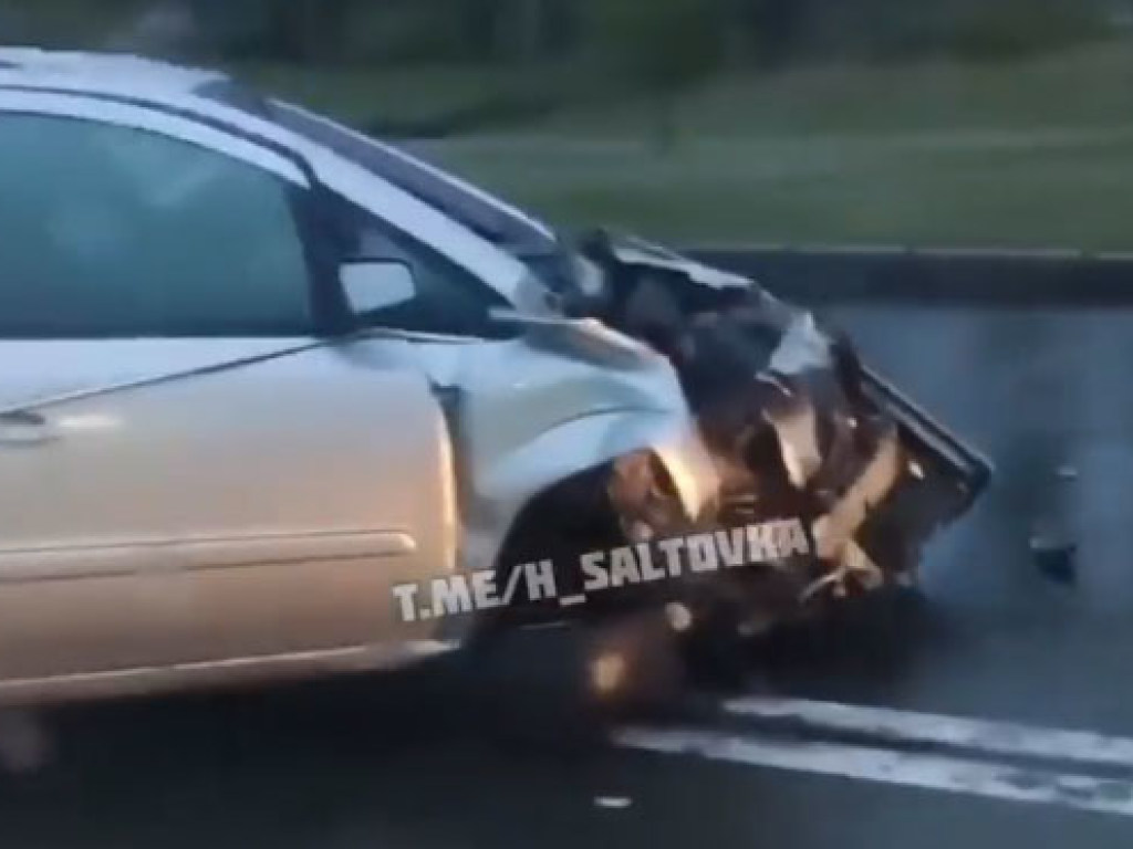 В Харькове пьяный водитель Opel врезался в столб (ФОТО)
