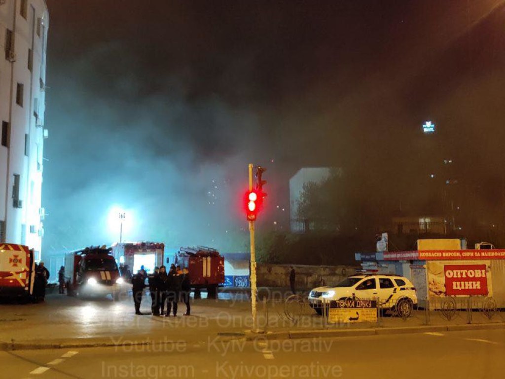 У вокзала в Киеве произошел пожар (ФОТО)