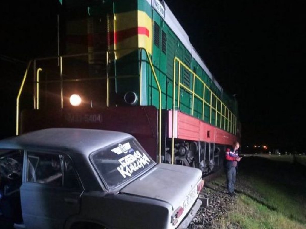 В Херсонской области локомотив протаранил «шестерку» (ФОТО)