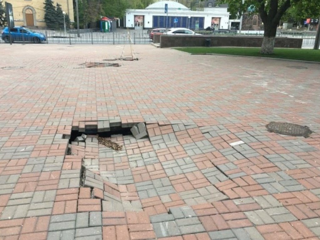 «Уставший тротуар»: Возле входа в метро в Киеве образовался провал (ФОТО)