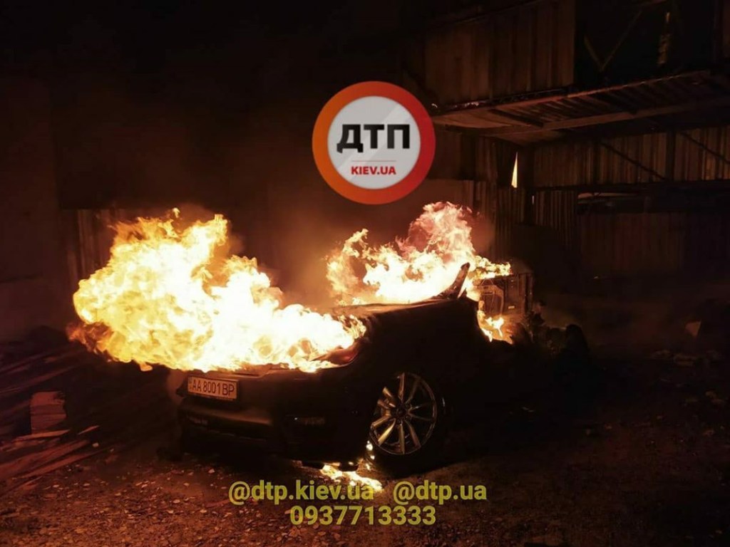 «Смерть внедорожника»: В Киеве сгорело авто Land Rover Sport (ФОТО)