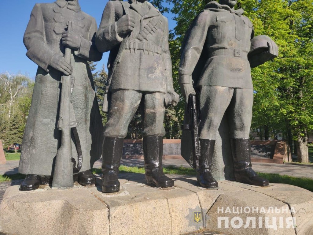 В Виннице вандалы надругались над Мемориальным комплексом Славы (ФОТО)
