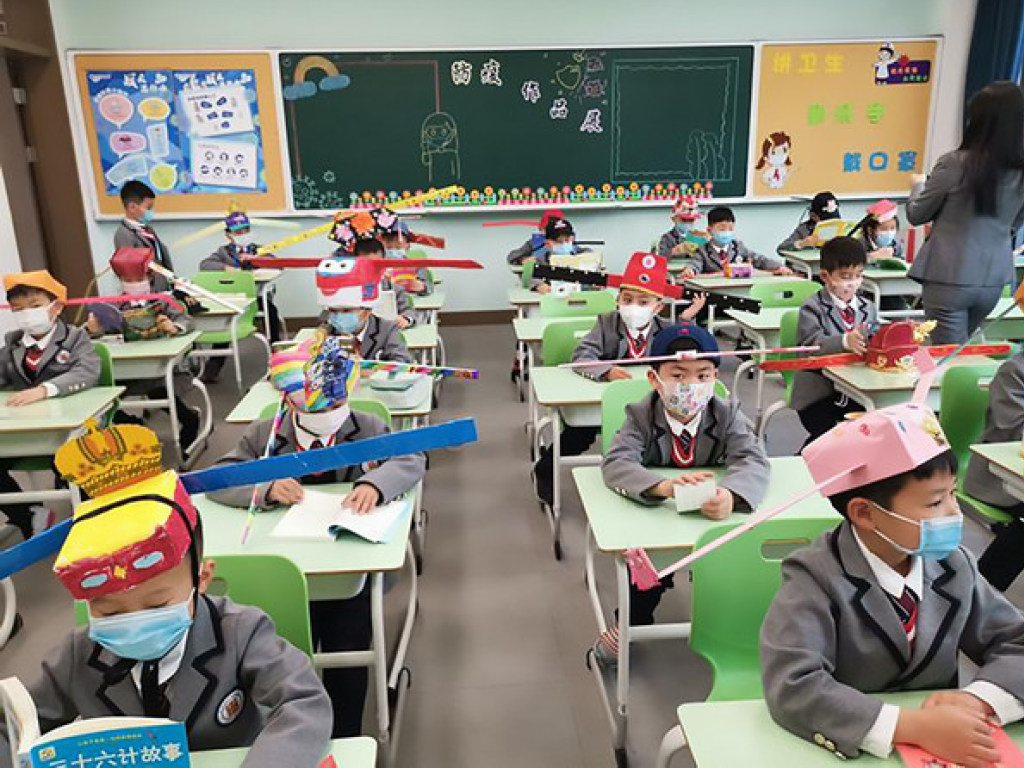 Китайские школьники учатся в необычных головных уборах (ФОТО)