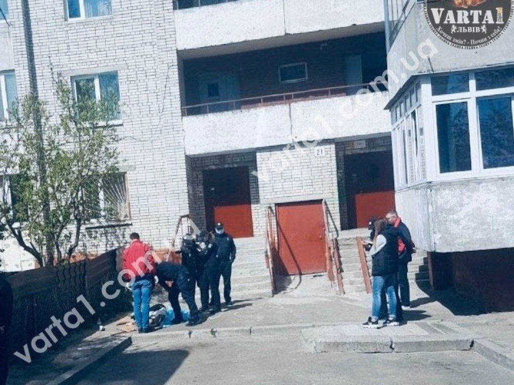 Во Львове из окна 14 этажа выпала 34-летняя женщина-врач (ФОТО)