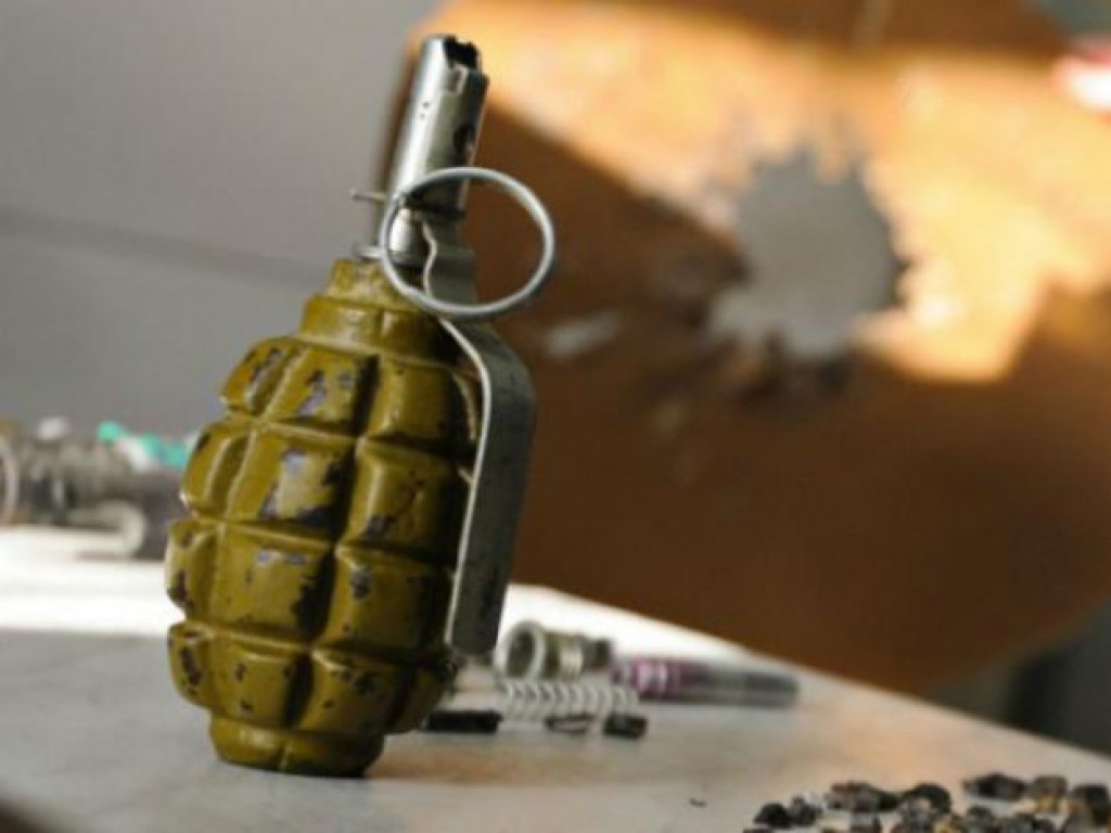 В Запорожской области мужчина принял наркотики и бросил во двор знакомой гранату