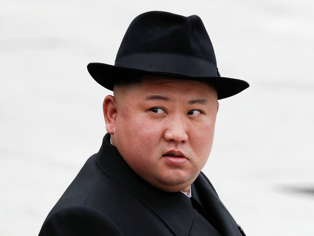 Накрыт красным полотном: В Сети распространяют фото с «похорон» Ким Чен Ына (ФОТО)
