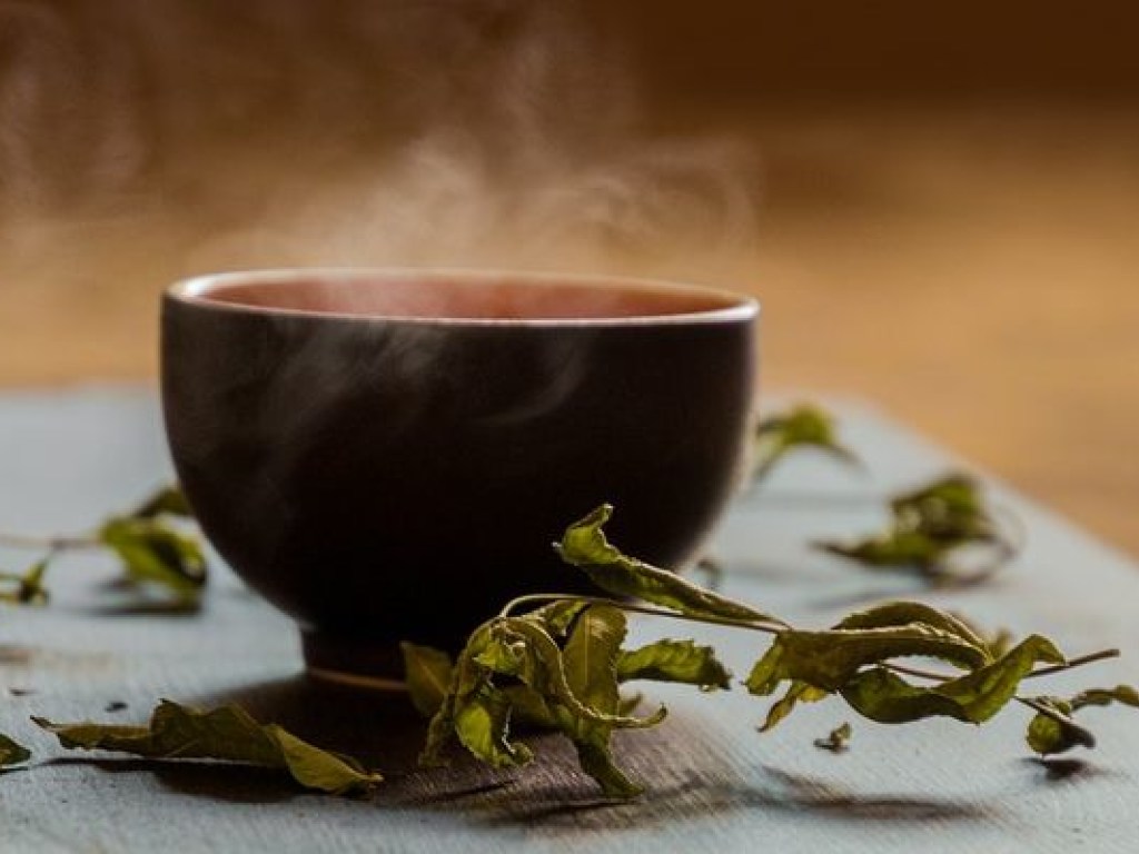 Эксперты назвали травы, которые стоит добавлять в чай