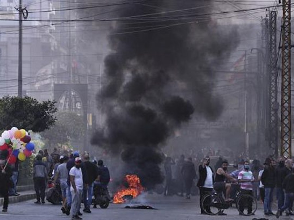 В Ливане во время протестов сожгли и разграбили больше 10 банков, ранены более 80 правоохранителей