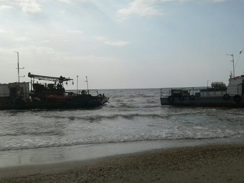 В курортной зоне Одесской области на берег выбросило судно с буровой платформой (ФОТО)