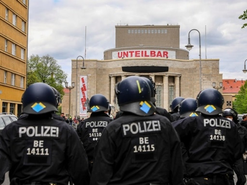 В Германии группа вооруженных людей напала на прохожих