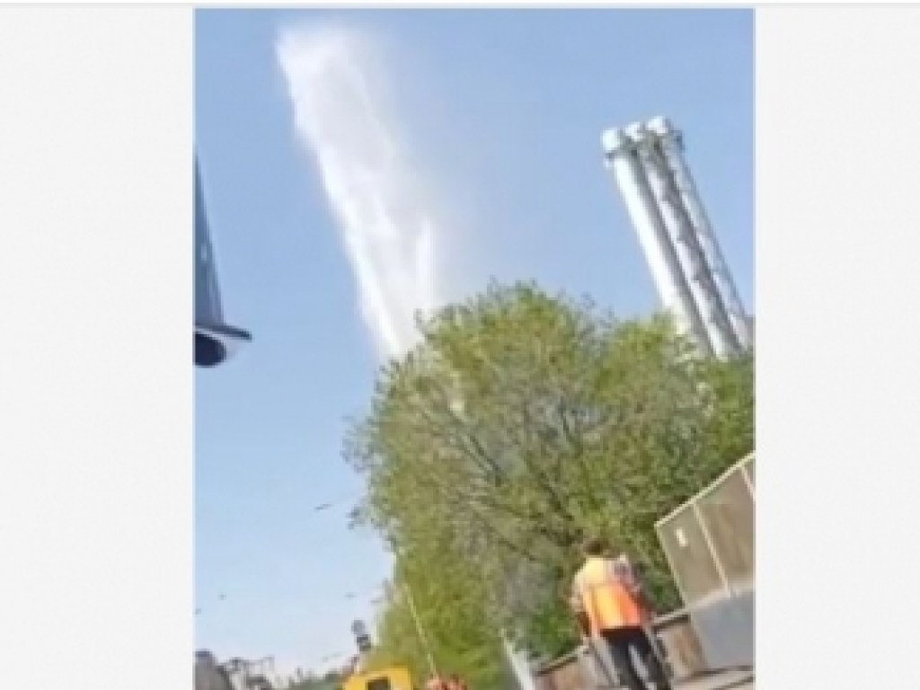В Киеве на Воздухофлотском проспекте прорвало трубу: образовался гигантский «фонтан»