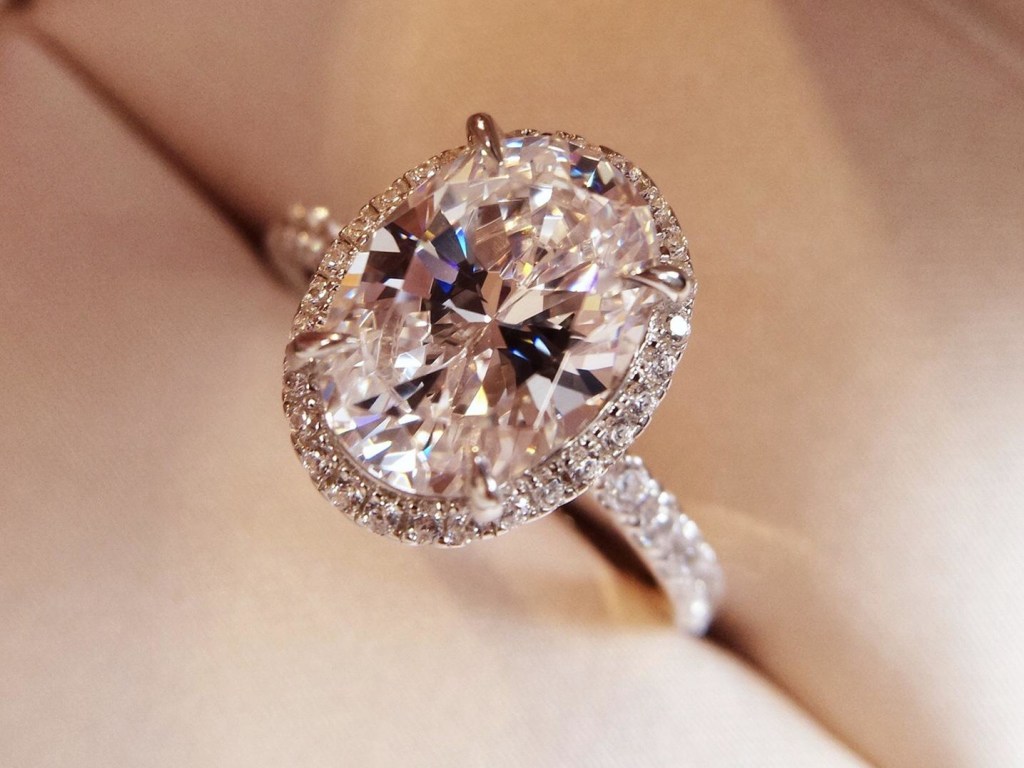 Американка нашла потерянное бриллиантовое кольцо с помощью безработного фотографа (ВИДЕО)