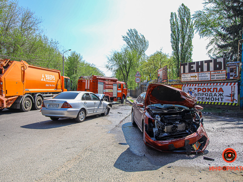 Пятеро пострадавших: В Днепре столкнулись Mercedes и Volkswagen (ФОТО)