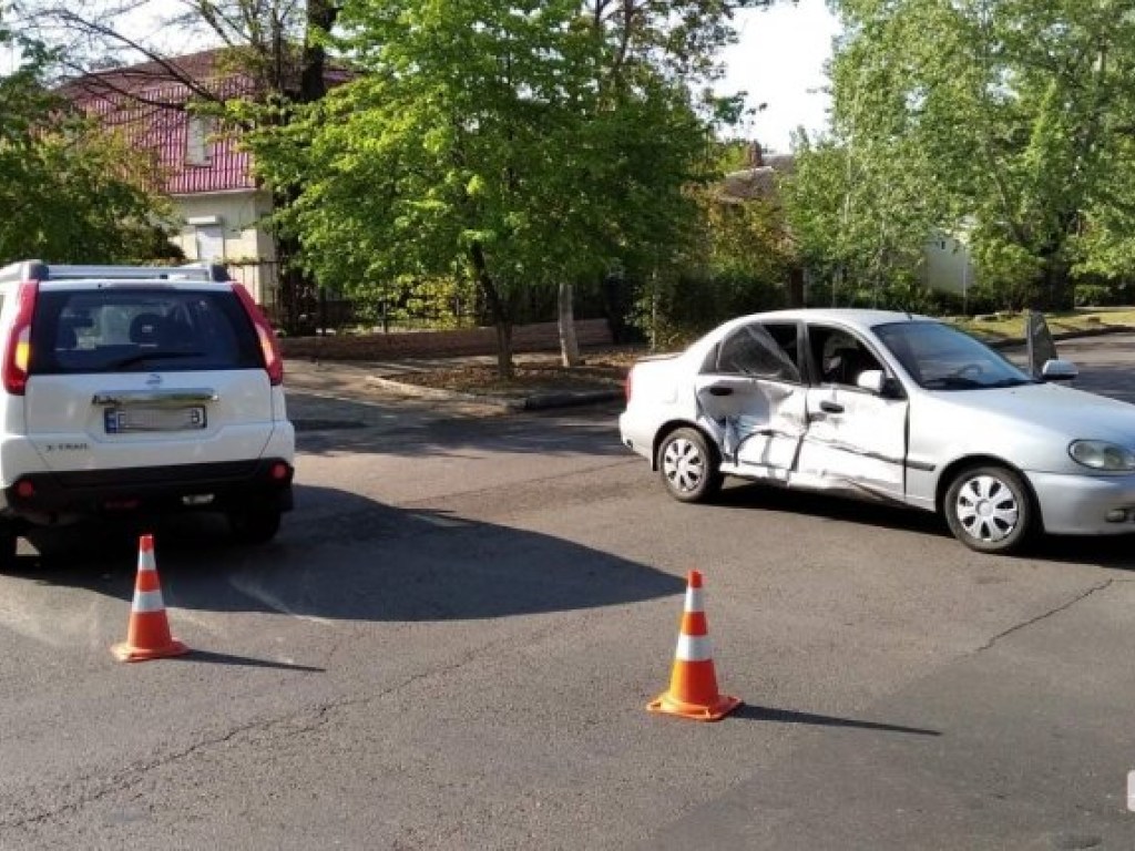 Женщину госпитализировали: В центре Николаева автомобиль Nissan столкнулся с Lanos (ФОТО)