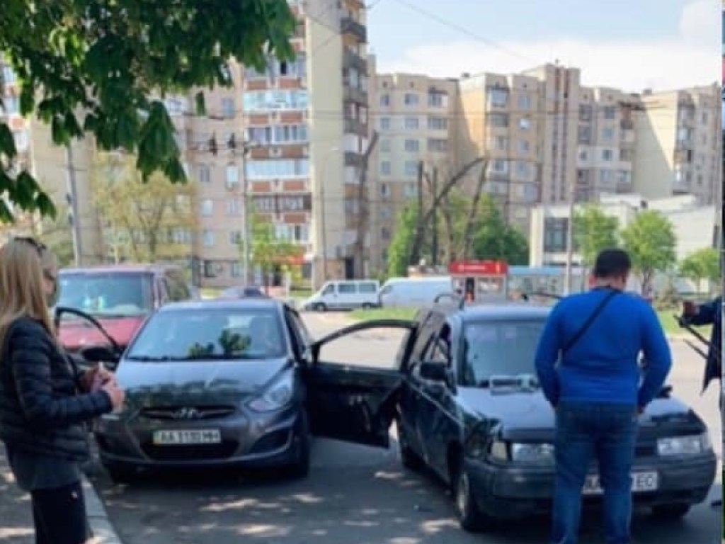 На Виноградаре в Киеве иномарка снесла двери припаркованного авто (ФОТО)
