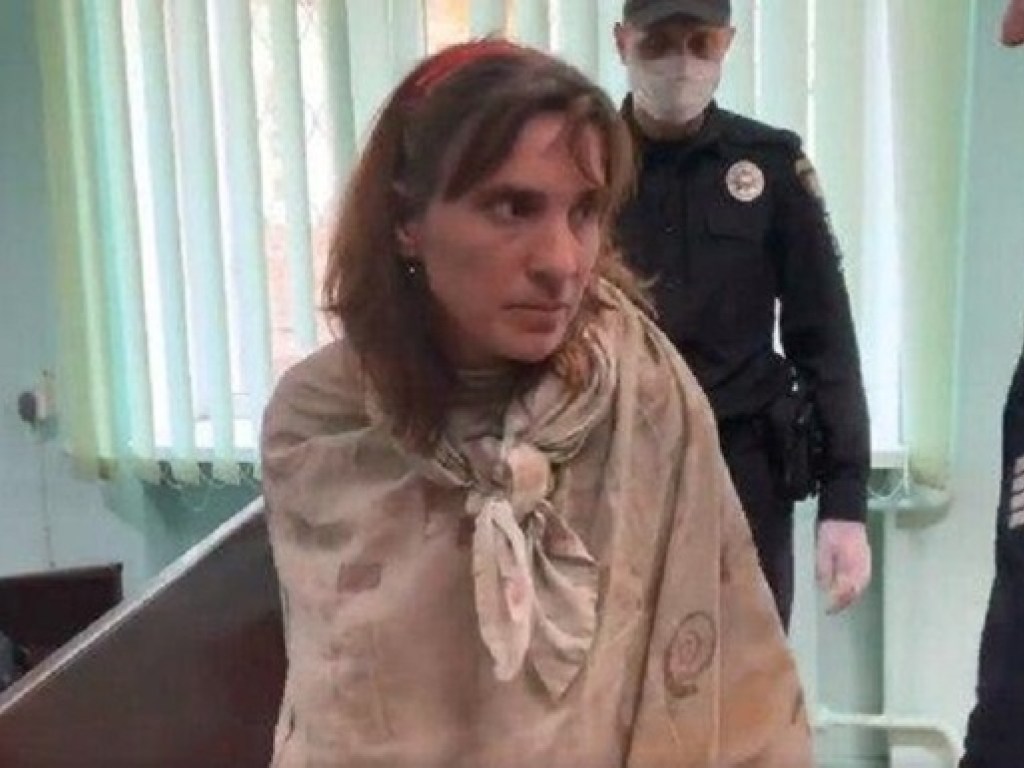 В харьковском суде горе-мать, которая обезглавила дочь, устроила скандал (ВИДЕО)