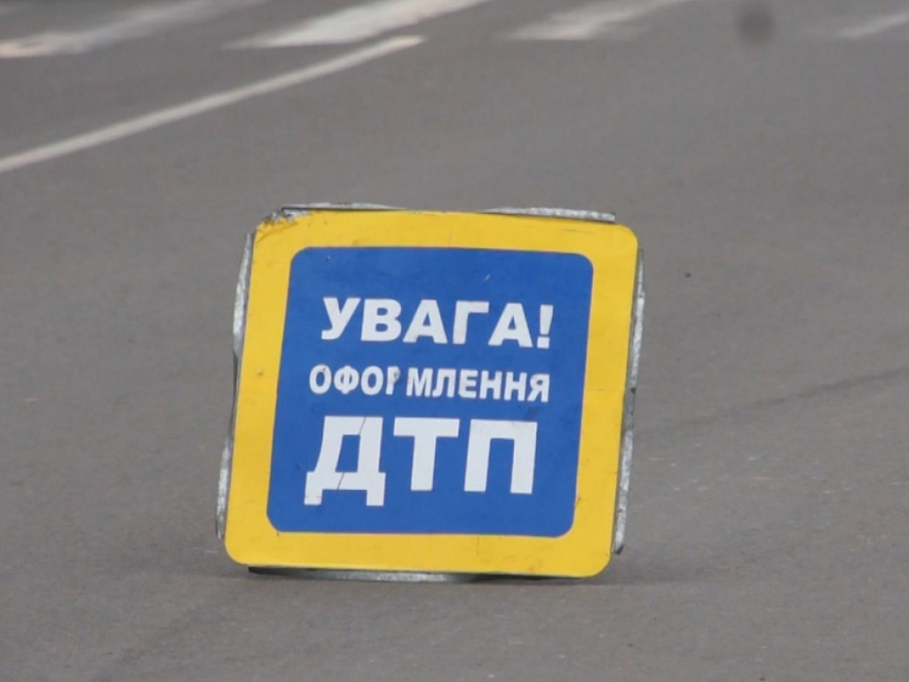 Спешил на почту: в Киеве BMW заехал на тротуар и сбил прохожего (ВИДЕО)