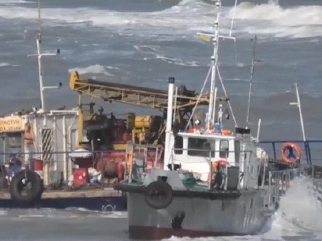 Авария на воде: в Одесской области на берег выкинуло судно и буровую платформу (ФОТО, ВИДЕО)