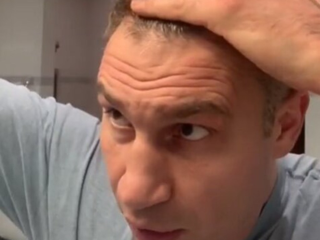 «Карантинная прическа» от Кличко: мэр сам себя подстриг (ФОТО, ВИДЕО)