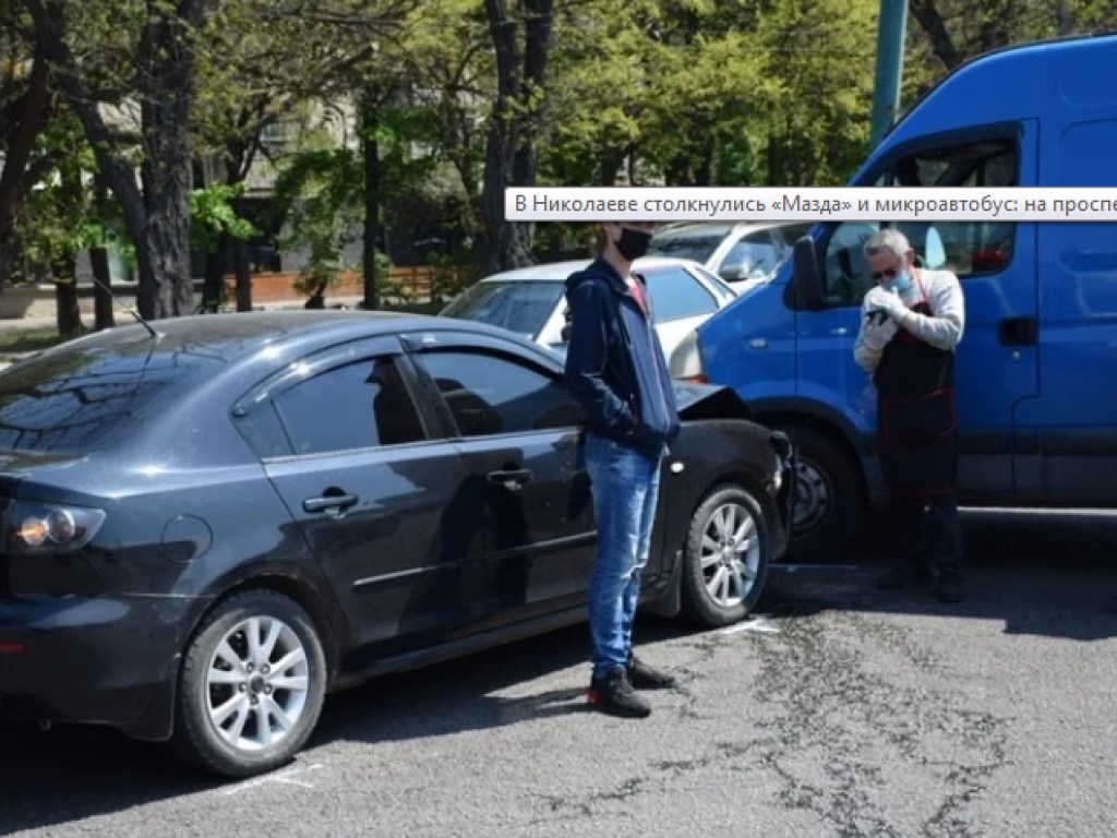 В Николаеве столкнулись Mazda и микроавтобус: у авто механические повреждения (ФОТО)