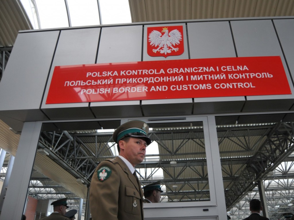 В Польше решили возобновить выдачу украинцам рабочих виз