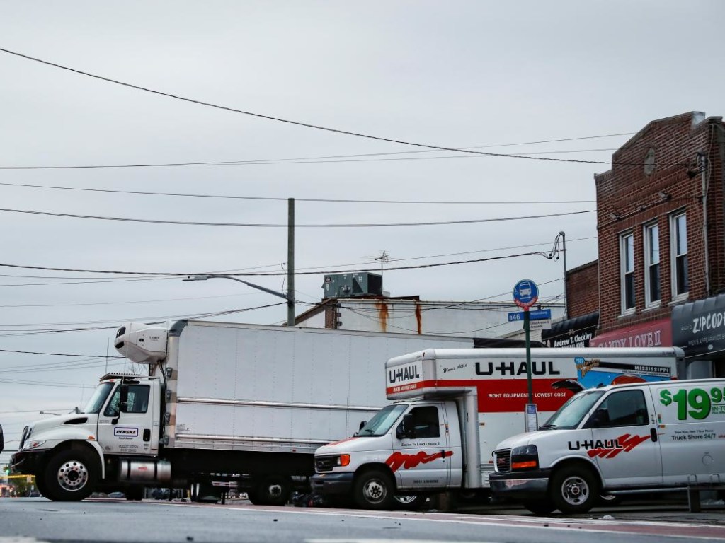 Жуткая находка: в Нью-Йорке у похоронного бюро обнаружили грузовики с трупами (ФОТО)