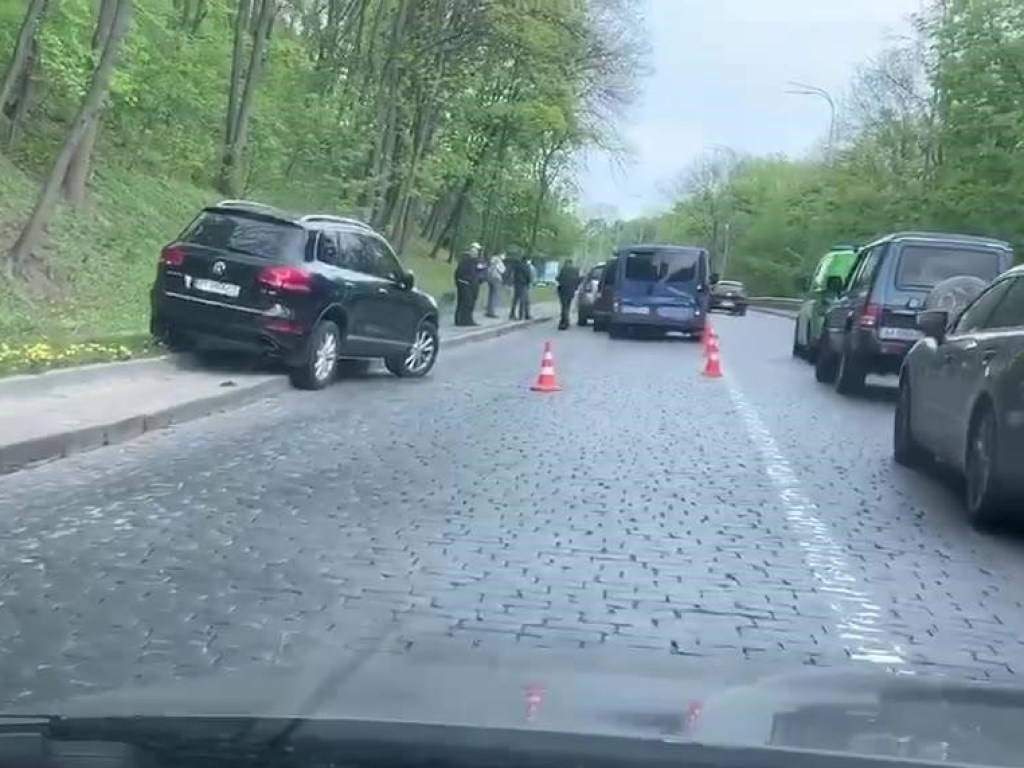 На Парковой дороге в Киев в ДТП попали сразу четыре авто (ВИДЕО)