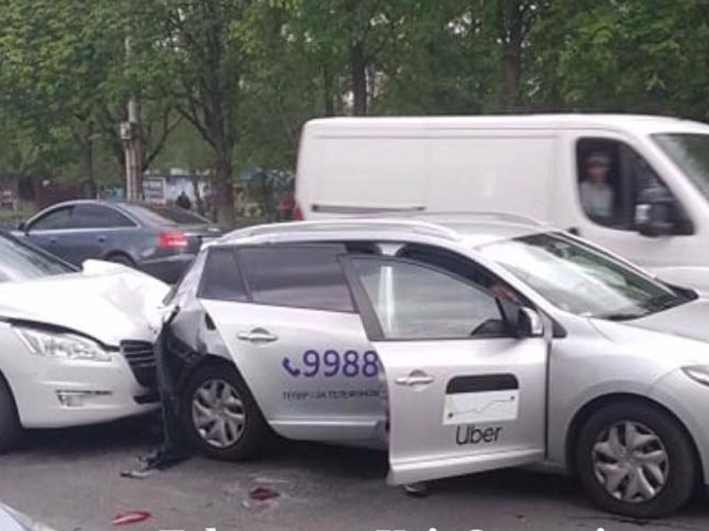На Минском массиве в Киеве Peugeot «догнал» такси (ФОТО)