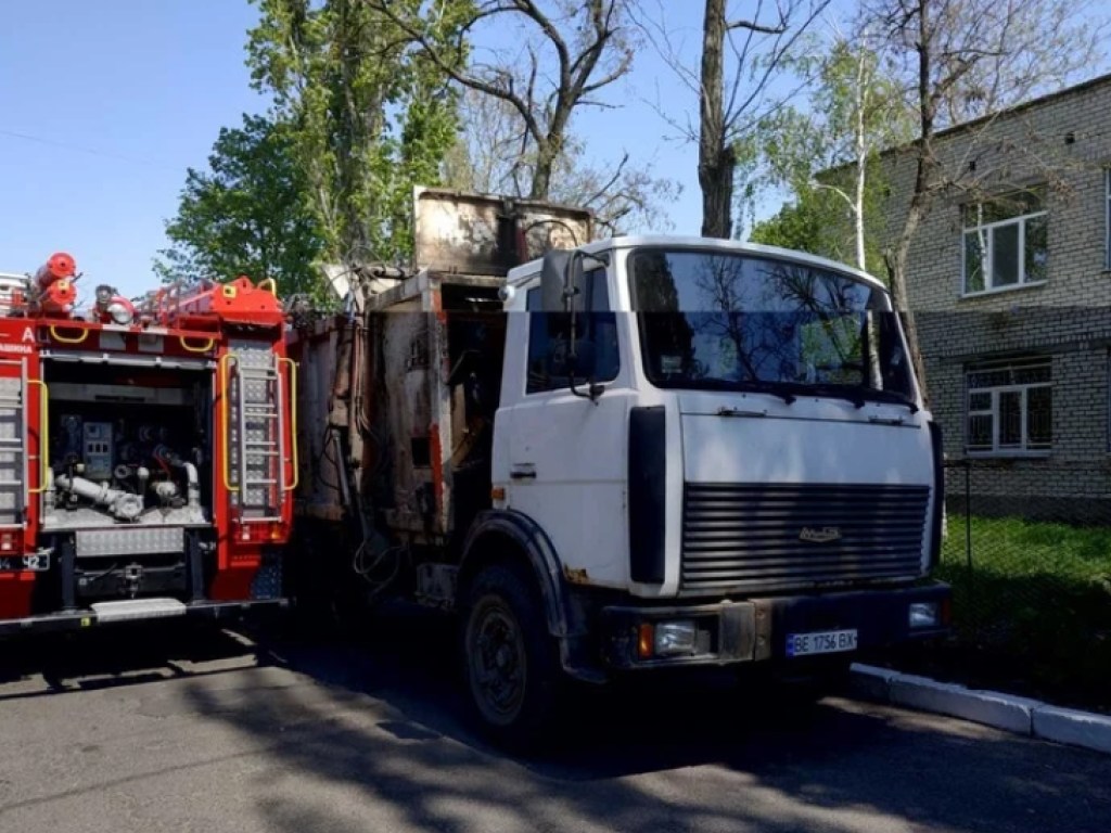 Не уместились на узкой улочке: В Николаеве столкнулись мусоровоз и автомобиль пожарных (ФОТО)