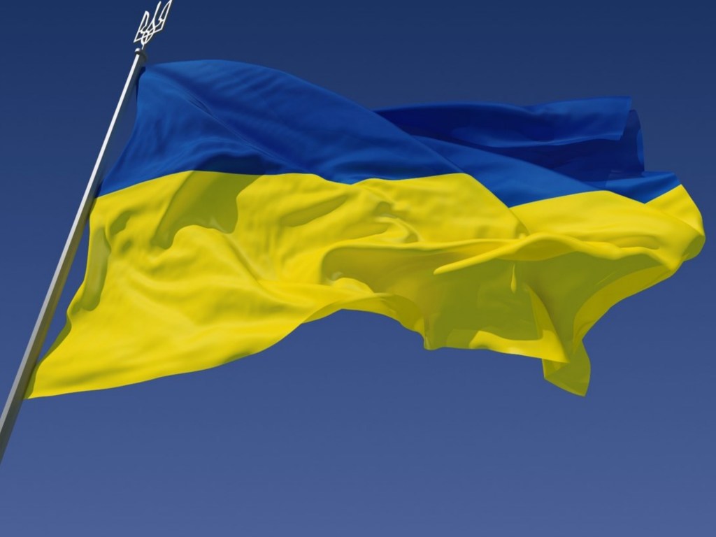 Пьяные подростки в Запорожье сорвали флаг Украины и пинали его ногами (ВИДЕО)