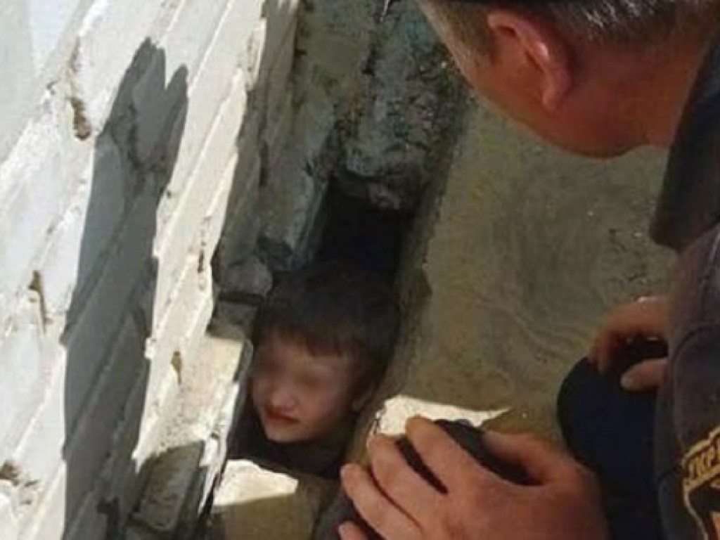 На Харьковщине мальчик застрял головой между стеной и ступеньками заброшенной школы (ФОТО)