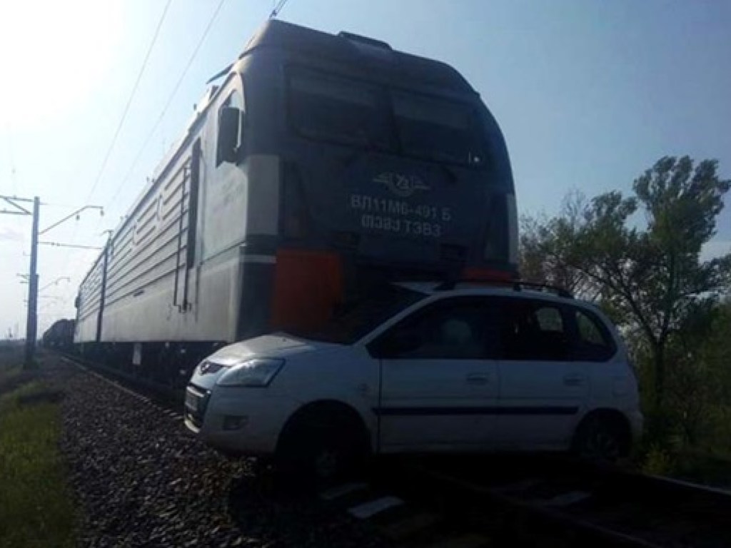 Под Днепром поезд протаранил легковушку, есть пострадавшие (ФОТО, ВИДЕО)