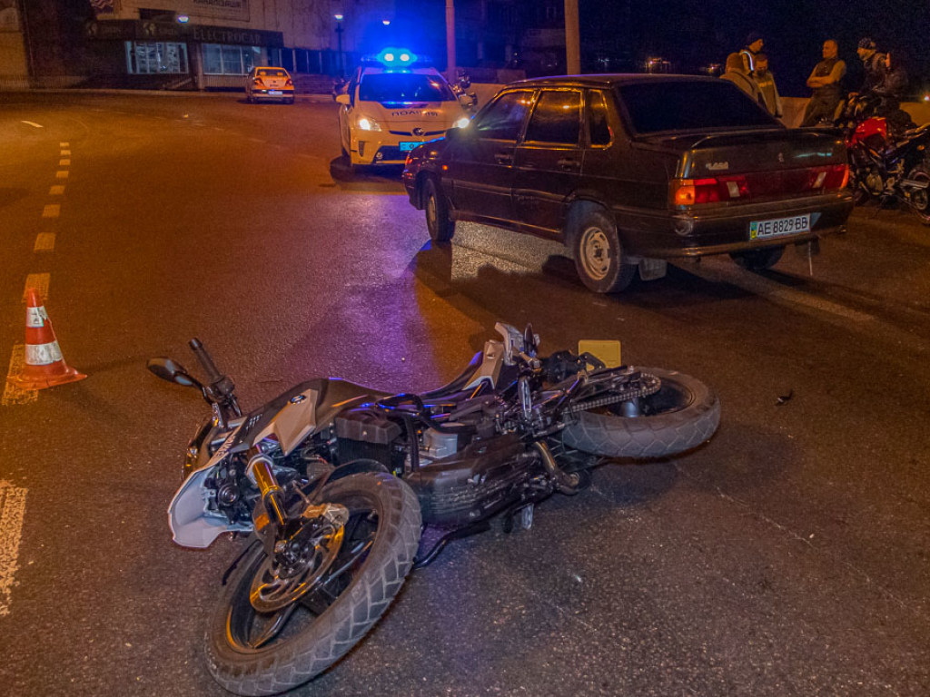 В Днепре столкнулись Lada и мотоциклист, есть пострадавший (ФОТО)