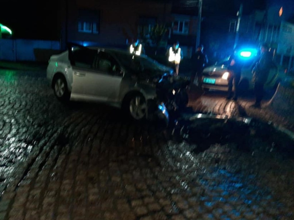 В Мукачево автомобиль на скорости врезался в бетонную преграду: девушка умерла, водителя госпитализировали (ФОТО)