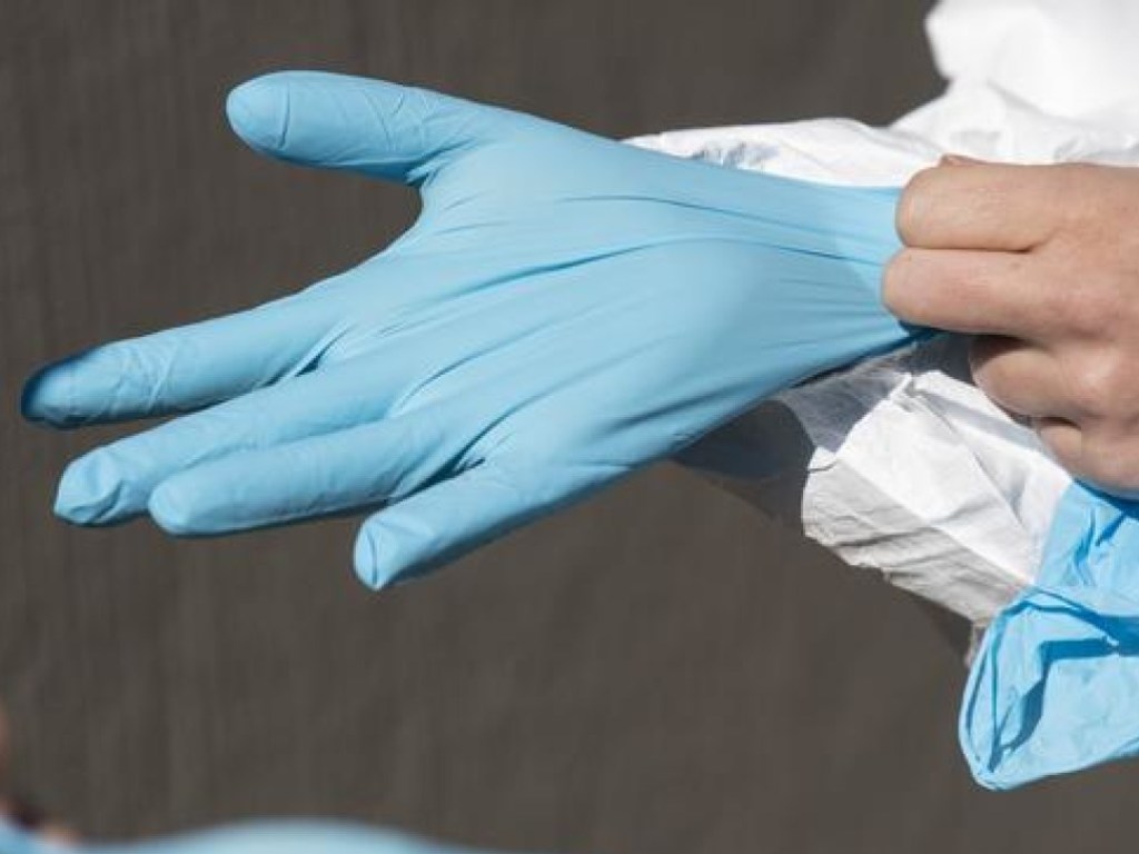 Медики рассказали об опасности перчаток во время коронавируса