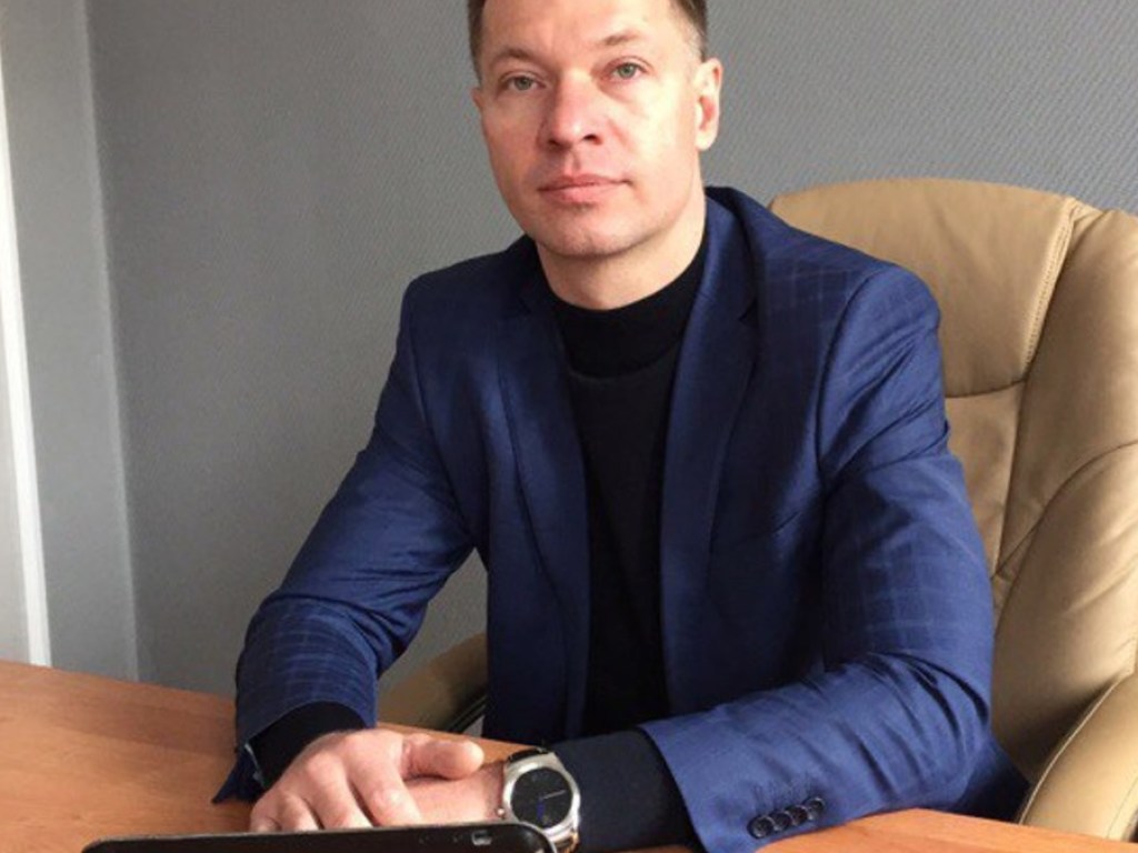 Ранее уже нападал на копа: В РФ депутат городской Думы избил журналиста и отобрал у него телефон (ВИДЕО)