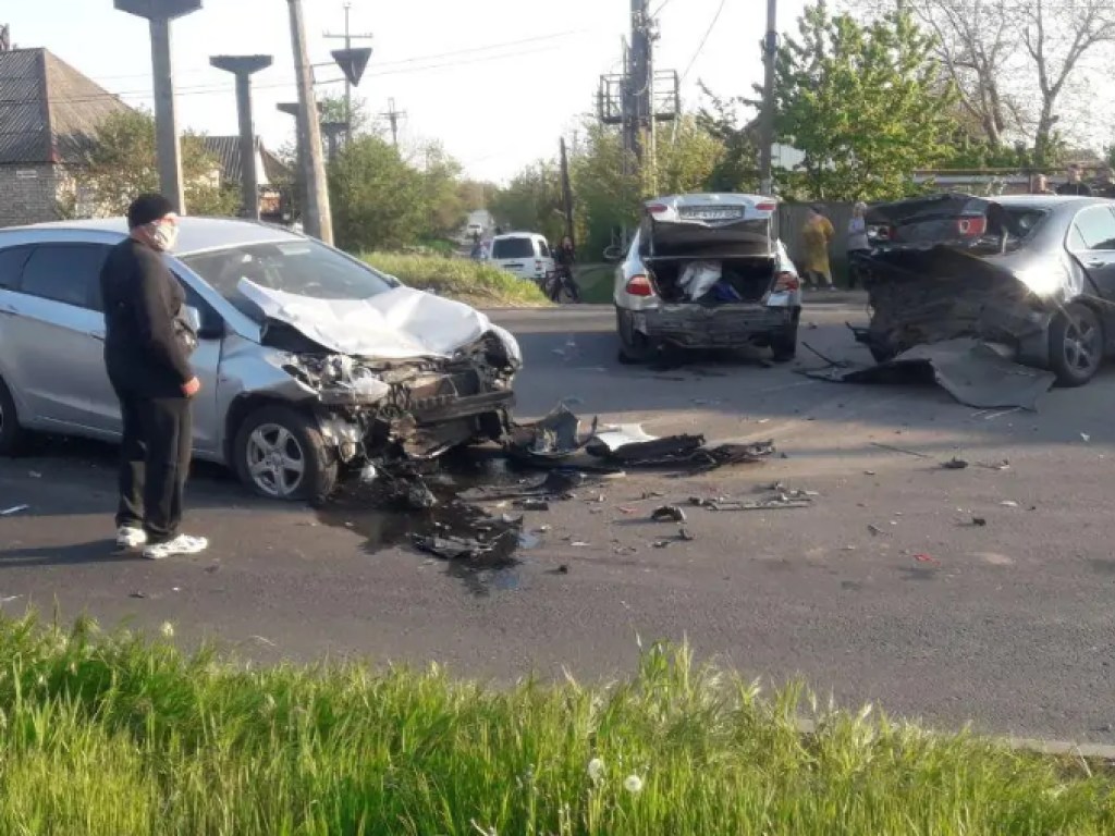 Ребенка госпитализировали: в Никополе столкнулись 3 автомобиля (ФОТО)